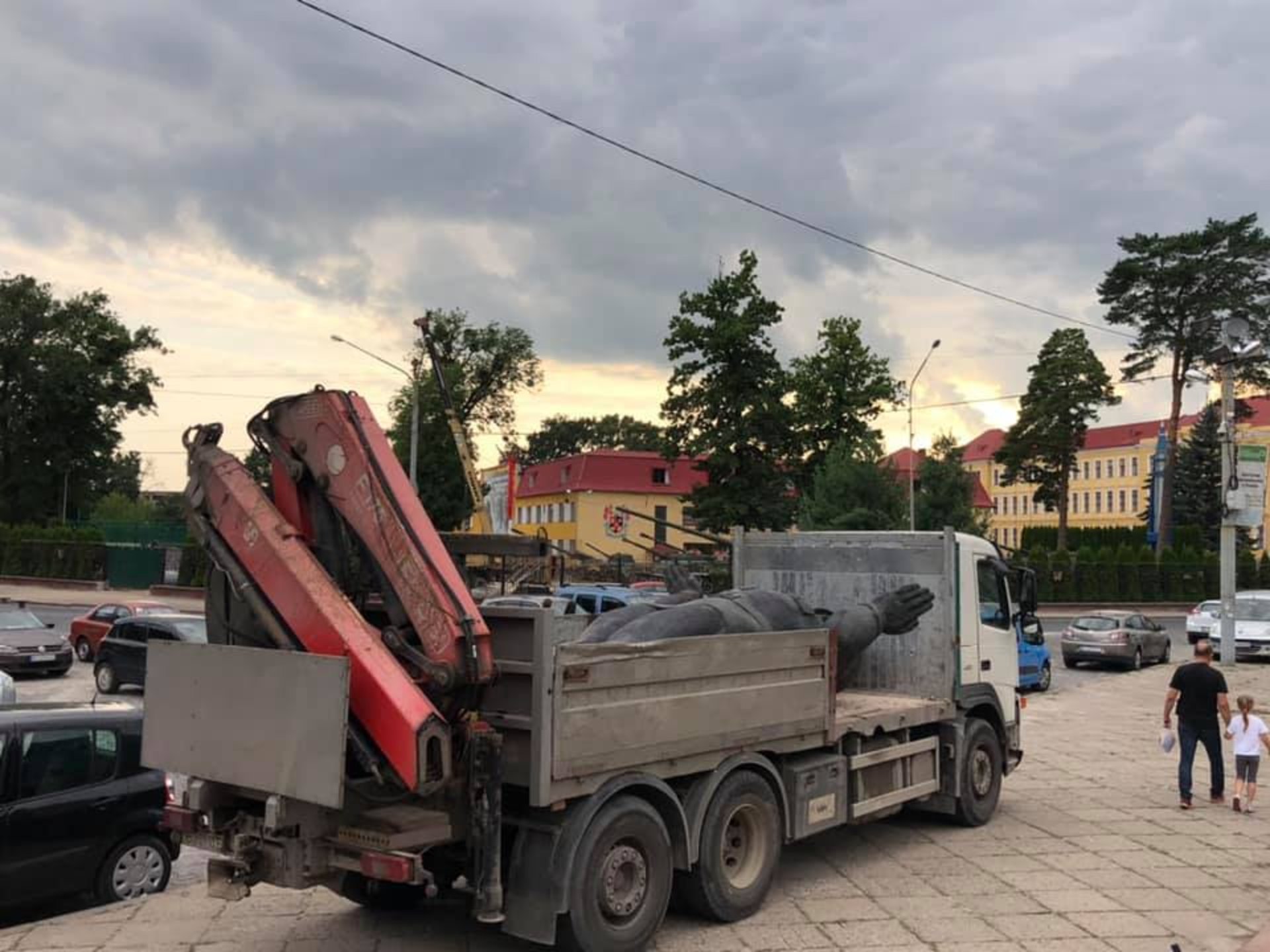 У Львові демонтували Монумент Слави, фото Наталка Волосацька