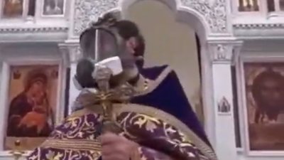 Священик прийшов на проповідь у протигазі (ВІДЕО)