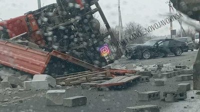 У Яворові перекинулась вантажівка (ФОТО)