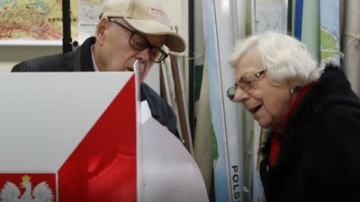 На парламентських виборах в Польщі зі значною перевагою перемогла чинна партія влади