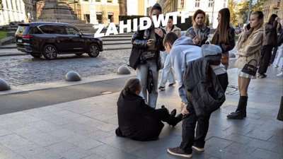 У центрі Львова хлопець на самокаті збив жінку