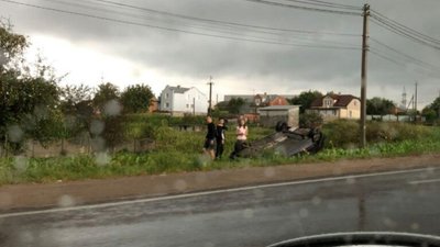 Біля Львова перекинувся автомобіль (ФОТО)