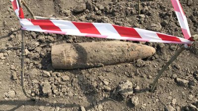 Життя на пороховій бочці: у Львові біля житлового будинку  викопали артилерійський снаряд