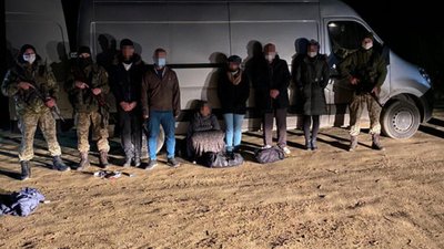 Біля кордону на Львівщині затримали автомобіль з групою нелегалів