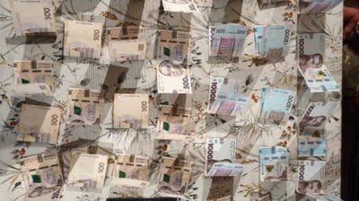 На Львівщині 45-річний чоловік продавав зброю та канабіс