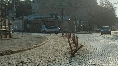 У Львові улюблені стовпчики Садового дивляться у різні боки