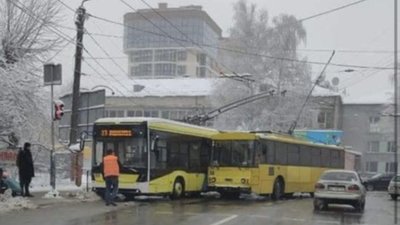 У Львові не розминулись два тролейбуси (ФОТО)