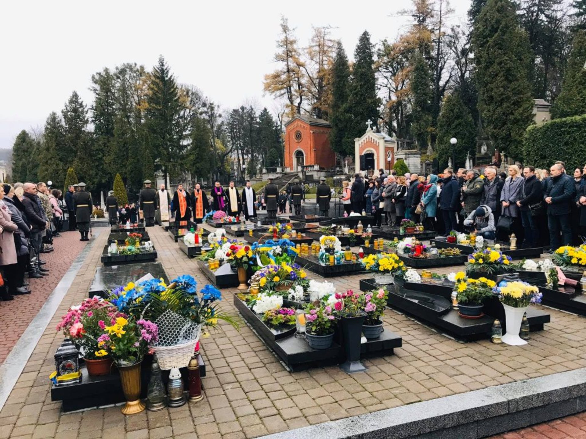 На Личаківському кладовищі вшанували пам'ять новітніх Героїв. Фото Ольга Матейчик