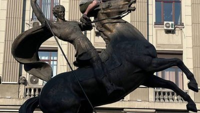 У Львові чоловік заліз на пам’ятник
