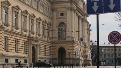 У центрі Львова встановили дорожні знаки з кумедними звірятами (ФОТО)