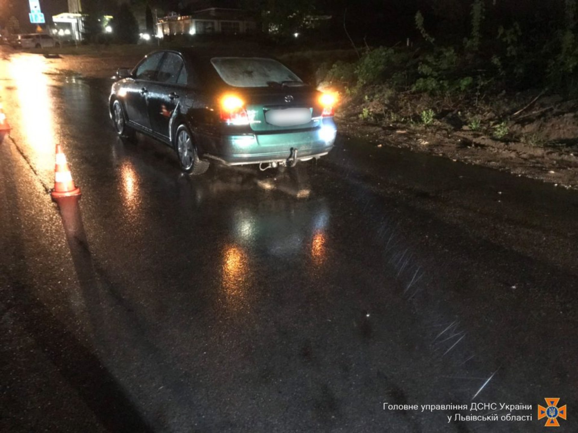 У Новояворівську витягнули тіло загиблого пішохода з-під коліс автомобіля