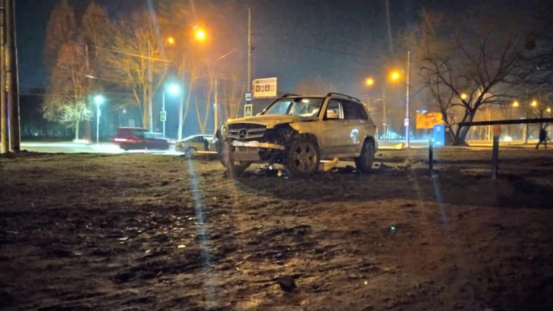 У Львові автомобіль протаранив стовп. Фото Варта-1