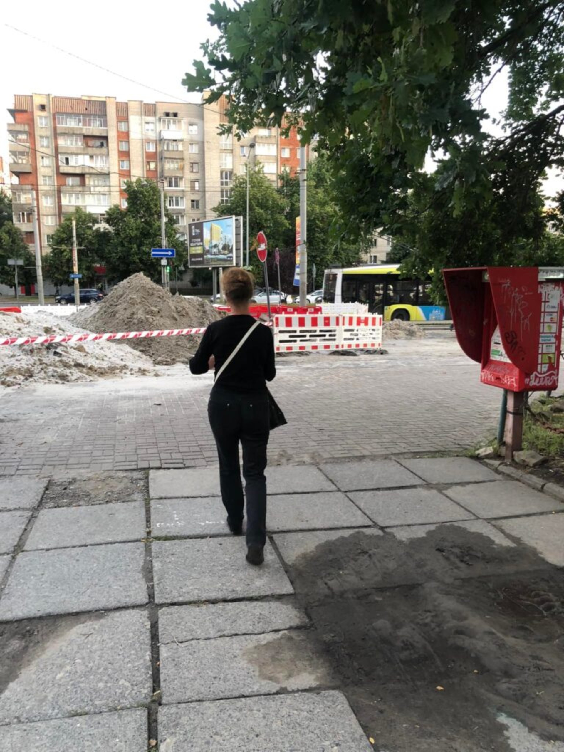 У Львові у спальному районі міста розрили тротуар, фото ГЛМЛ