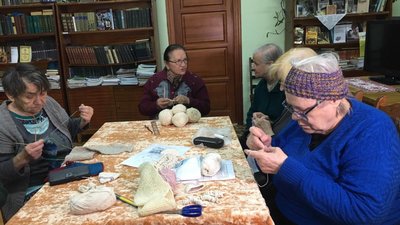 У Львові мешканки геріатричного пансіонату в'яжуть речі на замовлення (ВІДЕО)