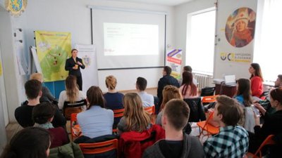 "Промова це - не звіт, і не допис в інстаграмі": на Львівщині молодь вчили ораторському мистецтву