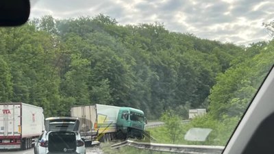 У Львові на об'їздній фура знесла відбійник (ФОТО)