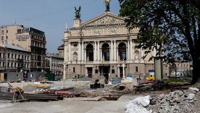 Як робочі без захисних масок облаштовують фонтан перед Львівською оперою (ФОТО)