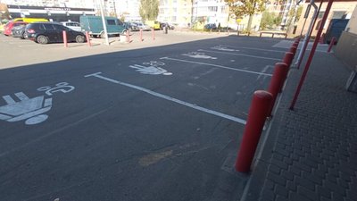У Львові біля торгового центру облаштували паркомісця для авто батьків із дітьми (ФОТО)