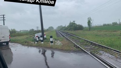 На Львівщині автомобіль злетів у кювет (ФОТО)