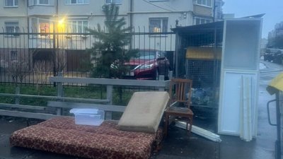У Львові прямо на вулиці облаштували спальне місце