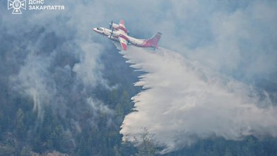 На Закарпатті для ліквідації пожеж залучають авіацію