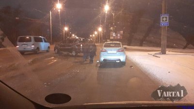 У Львові на мості не розминулись автомобілі (ФОТО, ВІДЕО)
