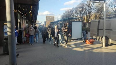 У центрі Львова під час війни встановили скляні зупинки