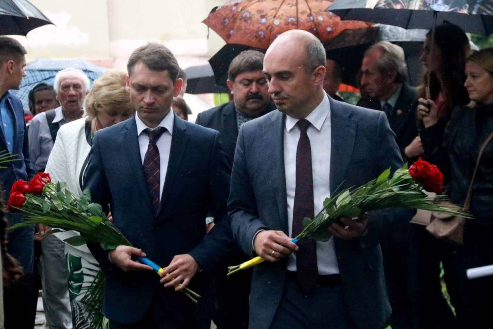 Покладання квітів до погруддя Євгена Коновальця