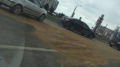 У Львові на дорозі розсипали невідому речовину (ФОТО)