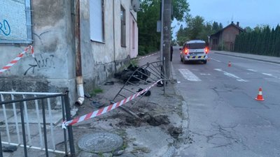 На Львівщині серед ночі мотоцикліст влетів в огорожу (ВІДЕО)