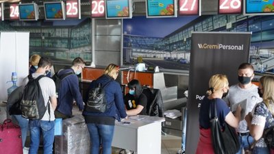 До Польщі двома літаками прибули 186 українських заробітчан (ФОТО)