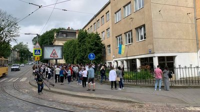 Як у Львові проходить ЗНО: черги і відсутність дистанції  (ФОТО)