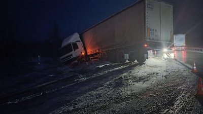 На Львівщині вантажівка злетіла з траси (ФОТО)