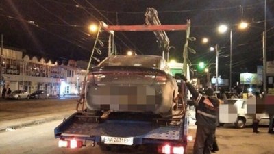 У Львові вночі з-під вокзалу евакуювали автомобілі (ФОТО)