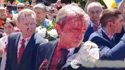 Посла Росії облили фарбою у Варшаві (ВІДЕО)