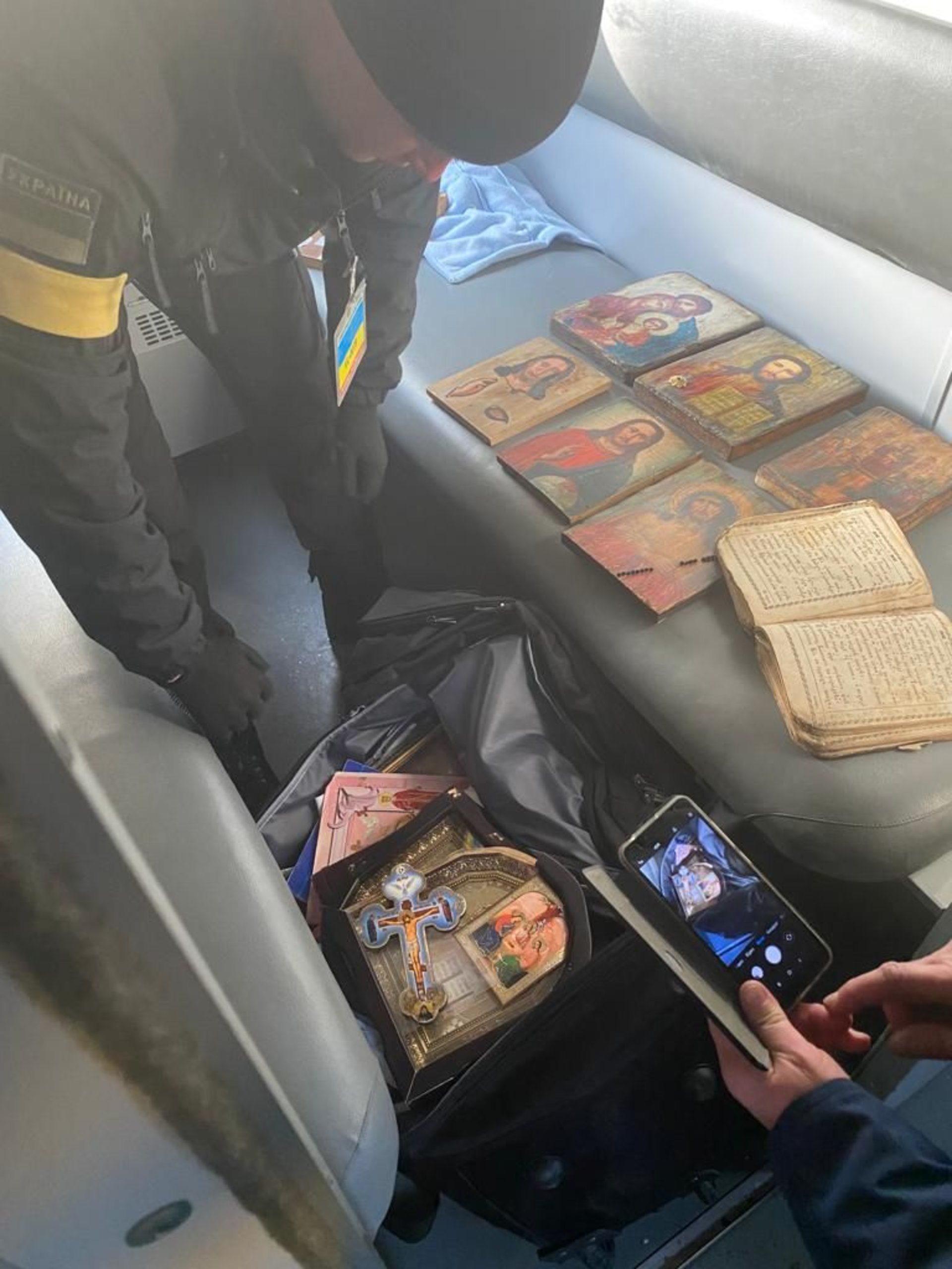 Предмети знайшли під час огляду потяга. Фото: Державна прикордонна служба