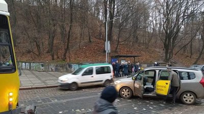 У Львові автомобіль таксі збив жінку (ФОТО)