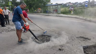 Поблизу Львова люди самостійно відремонтували дорогу (ФОТО, ВІДЕО)