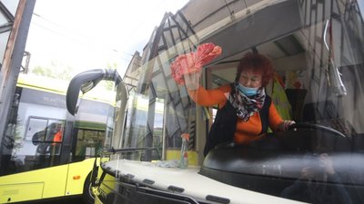 Як у Львові миють тролейбуси (ФОТО, ВІДЕО)