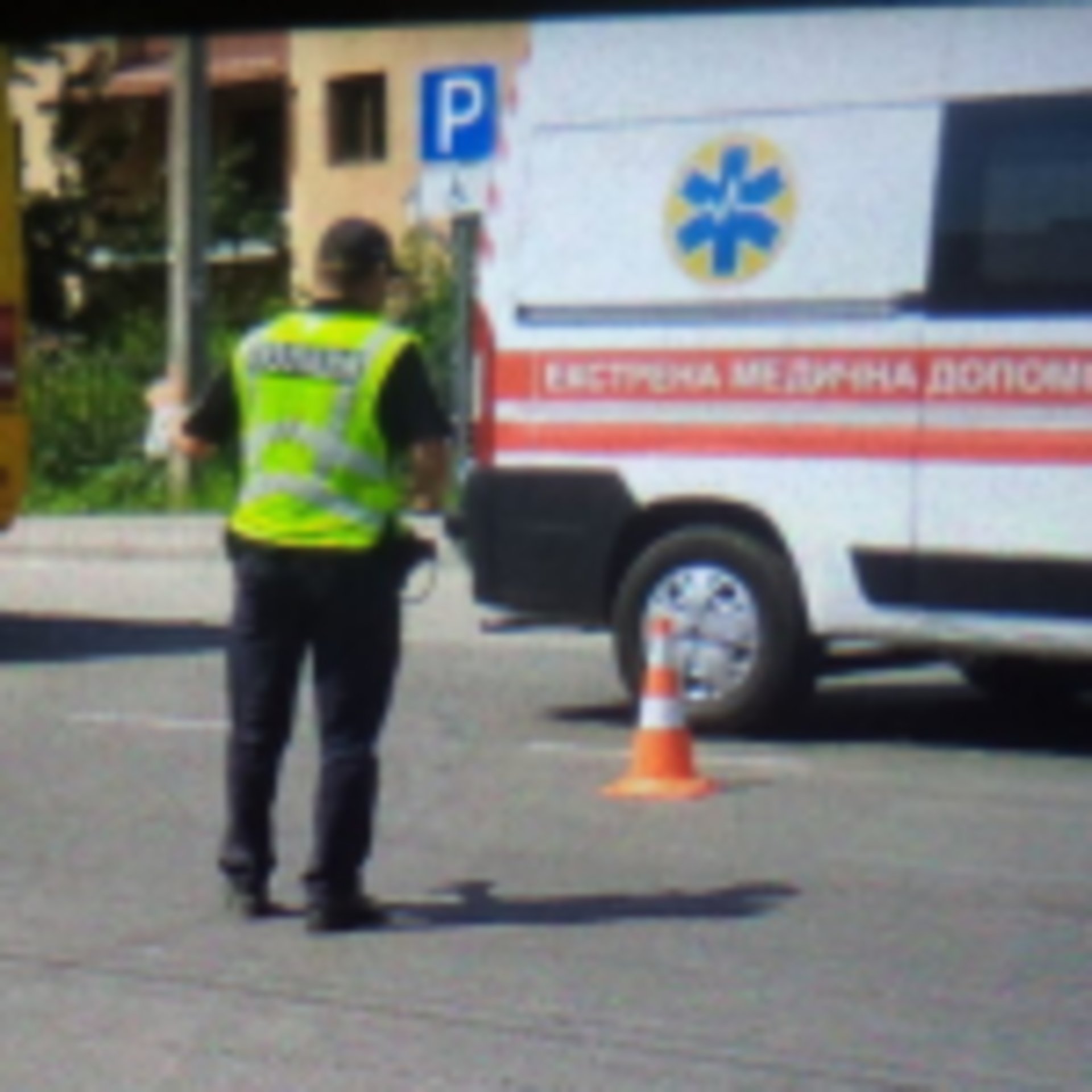 У Винниках для порятунку мотоцикліста люди руками підняли маршрутку