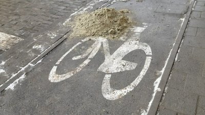 У Львові просять прибрати пісок із велосипедної доріжки (ФОТО)