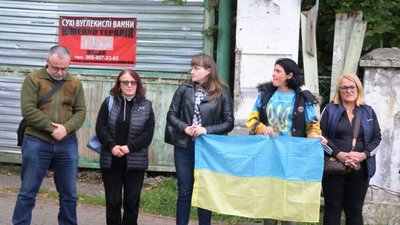 На колінах та зі слізьми Трускавець зустрічав загиблого воїна Дмитра Сарновського