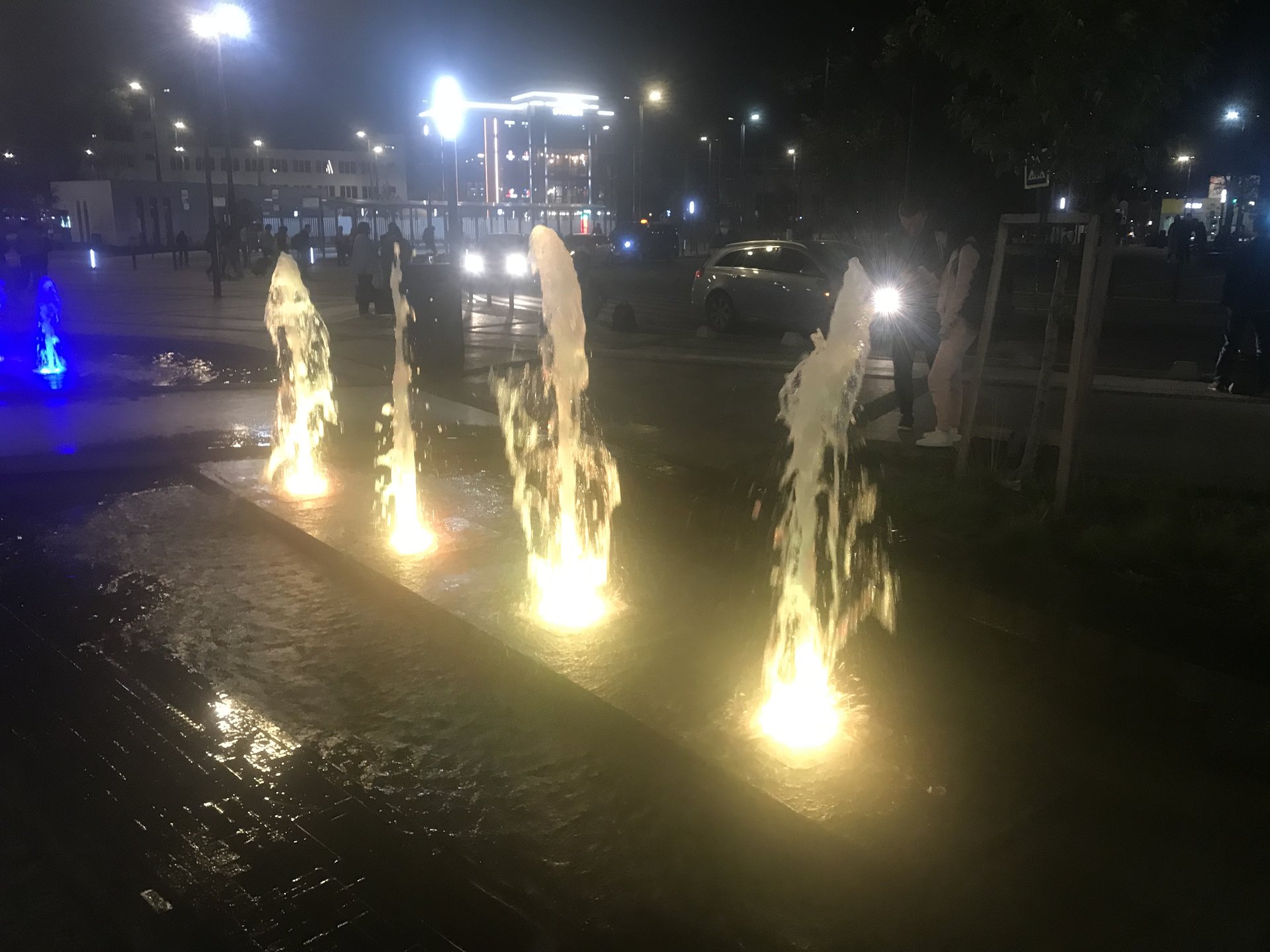 Патріотичний фонтан працює на головному залізничному вокзалі Львова, фото Четверта студія