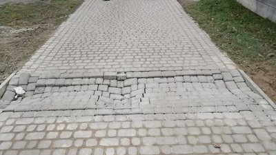 У Львові дорога до лікарні після ремонту стала небезпечною для пішоходів (ФОТОФАКТ)
