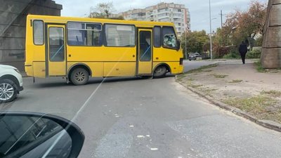 У Львові у маршрутки вирвало колесо (ФОТО)