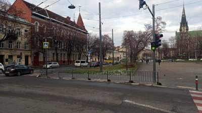 У Львові на вулиці Степана Бандери замість дерев встановили паркан