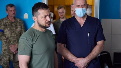 Зеленський у Львові відвідав поранених військовослужбовців і вшанував пам'ять загиблих у війні з Росією