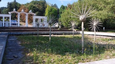 У Львові вхід у парк заріс бурʼяном (ФОТО)