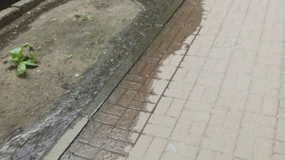 У Львові вулицю Озаркевича затоплює пожежний гідрант (ВІДЕО)