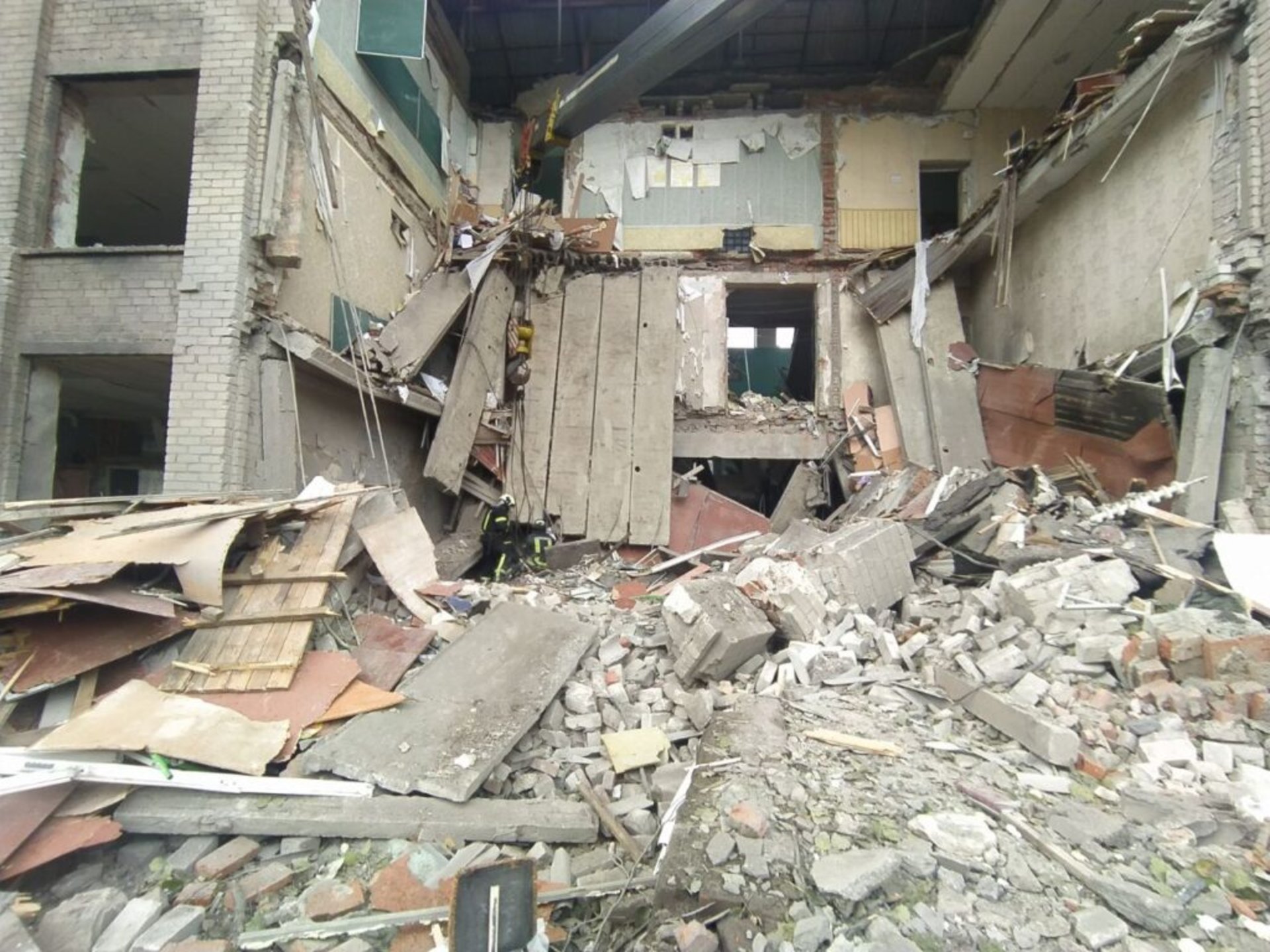 З-під завалів школи на Донеччині дістали тіло жінки
